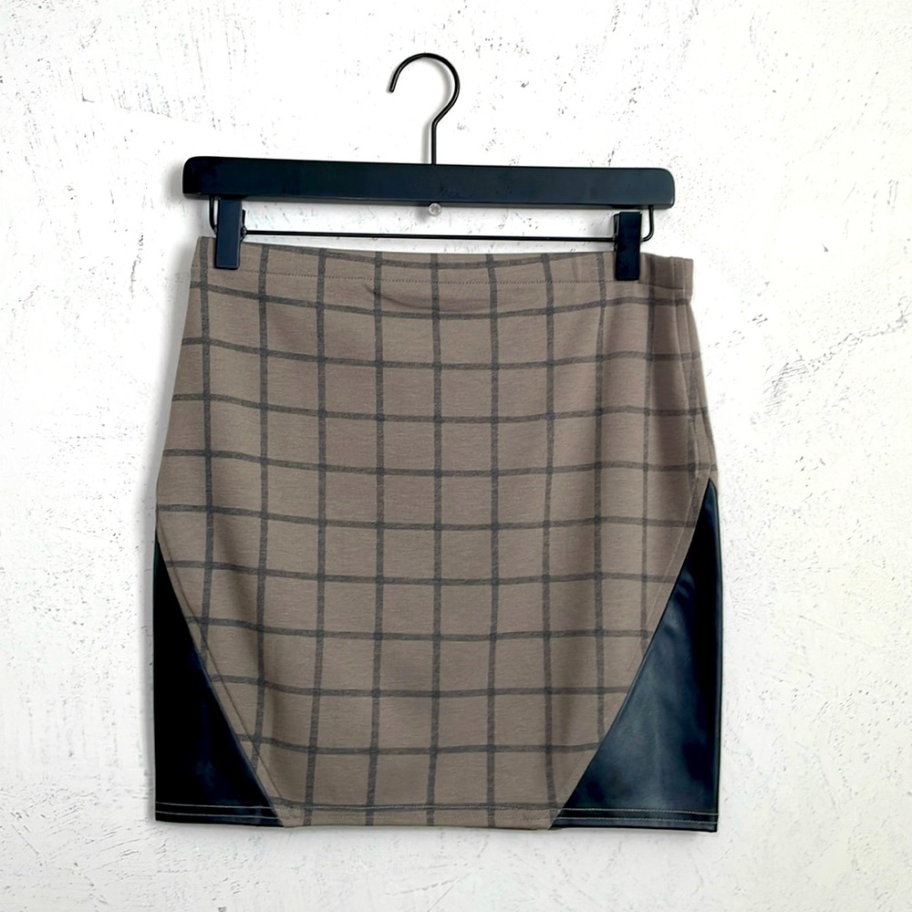 Victoria’s Secret brown mini skirt w faux leather sides size XS